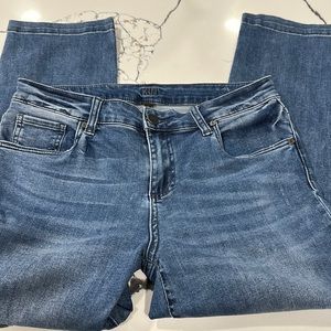 Kut from the Kloth distressed crop straight leg Jean. Medium denim wash. Size 8.